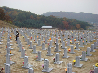 ▲ 국립대전현충원에서 참배객이 참배하고 있다.