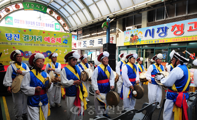 ▲중도일보와 당진시가 주최·주관한 '제1회 당진시 길거리예술제'가 당진 장날인 15일 당진시장에서 열려 식전행사로 풍물놀이 공연이 펼쳐지고 있다.
<br />당진=박갑순 기자 photopgs@