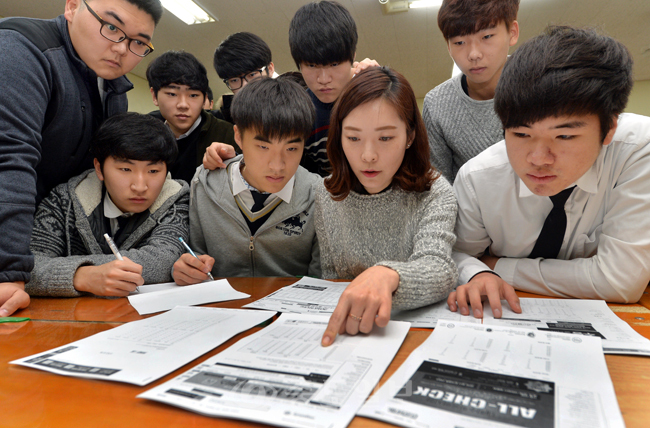 ▲ 2016학년도 대학수학능력시험이 끝난 지난 13일 대전둔원고 3학년 4반교실에서 담임교사와 학생들이 가채점을 이용한 진로상담을 하고 있다. 
<br />이성희 기자 token77@