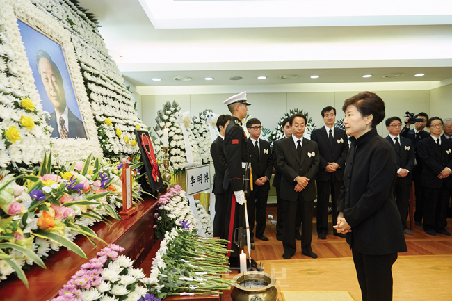 ▲ 박근혜 대통령이 23일 오후 서울대병원에 마련된 고(故) 김영삼 전 대통령의 빈소를 찾아 조문하고 있다. 연합뉴스 