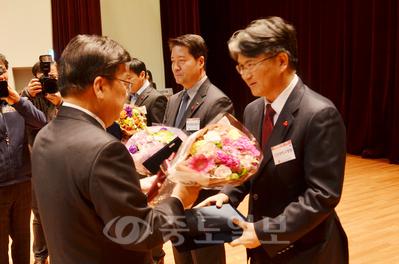 건양대병원 최용우 진료부원장(오른쪽)이 권선택 대전시장으로부터 나눔실천 대전시장상을 받고 있다.