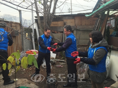 ▲ 한국에너지공단 대전충남지역본부(본부장 천석현·왼쪽 두번째)는 연말을 맞아 지역 소외계층들의 따뜻한 겨울 나기를 위해 동구 지역을 방문해 연탄나누기 봉사활동을 진행했다.