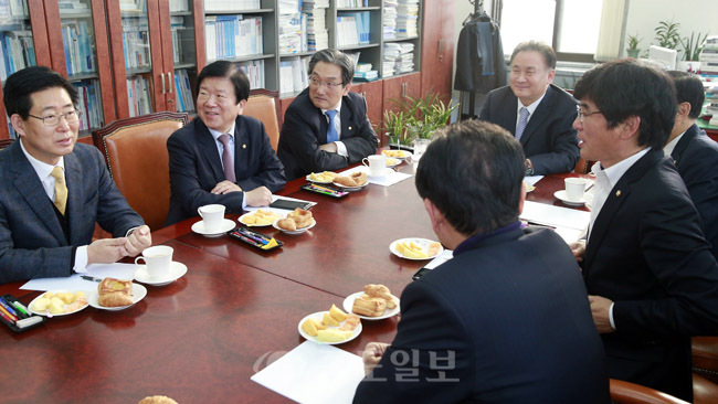 ▲ 새정치민주연합 충청권 의원들이 30일 오전 이상민 국회 법제사법위원장실에 모여 선거구 증설 등과 관련해 대화를 나누고 있다.
<br />연합뉴스