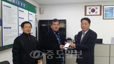 ▲ 박노수 서산동문1동장(사진 우측),한중흠 서산 코아루아파트 입주자 대표(중앙)