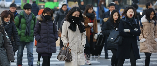 ▲ 서울 세종대로에서 시민들이 출근길을 재촉하고 있다./연합뉴스