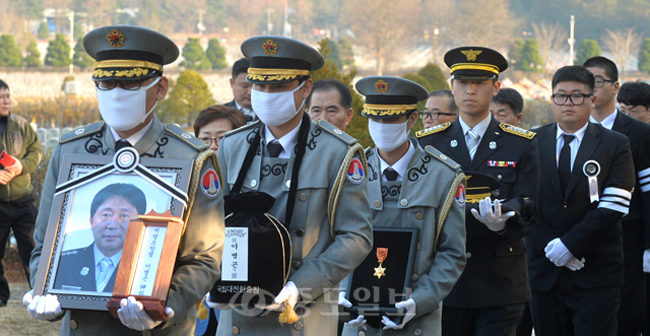 ▲  지난 3일 서해대교 화재 진압과정에서 낙하물에 맞아 순직한 고 이병곤 지방소방령의 안장식이 7일 국립대전현충원에서 열려 고인의 영정과 운구행렬이 묘역으로 들어서고 있다. 
<br />이성희 기자 token77@