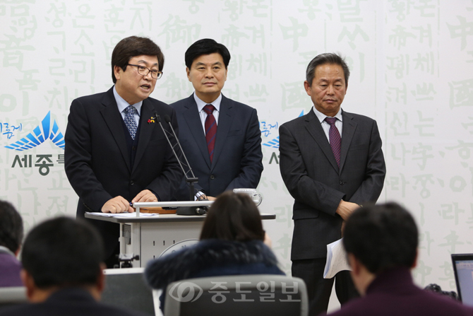 ▲ 이춘희 세종시장(사진 가운데)과 최교진 세종교육감(사진 왼쪽), 김우종 행복청 기획조정관은 10일 시청 정음실에서 공동 회견을 열고, 세종시 영유아 보육ㆍ교육대책을 발표하고 있다.
<br />