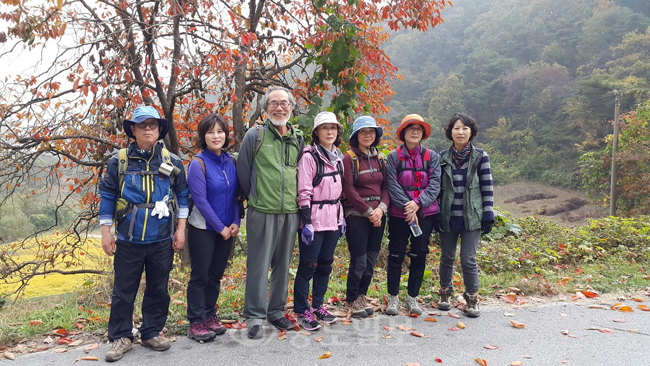 ▲ 대전문화연대 걷기모임 회원들이 복수동 구봉산 정상구간에서 기념촬영에 임하고 있다.
<br />