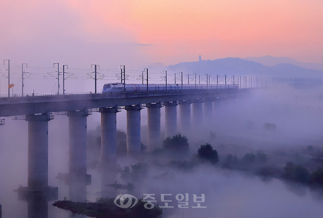 ▲ 한국철도공사(코레일)는 올 한해 해피트레인 행사를 비롯해 코레일빌리지, 설·추석 전사 나눔활동, 군장병 위문활동, 노숙인 일자리제공 사업 등의 다양한 사회봉사활동을 추진했다. 