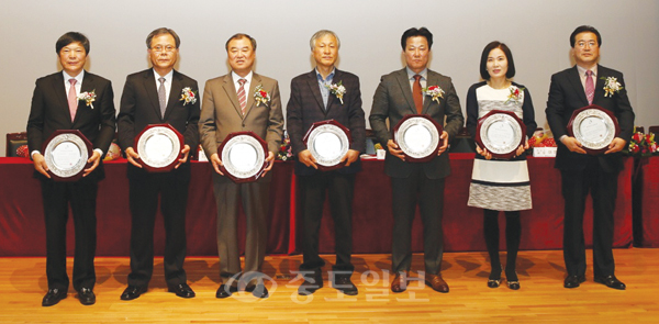 ▲ 왼쪽부터 안홍진 충남학교운영위원회연합회장, 김원호 충남평생교육원장, 이성우 도교육청 교육행정국장, 김창태 금산여고 교사, 김준표 천안중앙초 교장, 박희량 서산 운산초 교사, 이은복 예산 덕산고 교장./충남교육청 제공