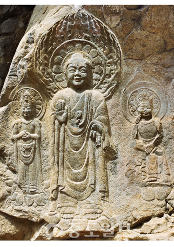 ▲ 서산 용현리 마애여래삼존상. 서산시청 제공 ▲ 서산 용현리 마애여래삼존상. 서산시청 제공