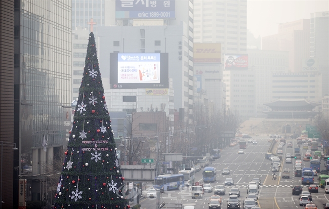 ▲ 서울의 미세먼지 농도가 나쁨 수준을 보이고 있는 24일 오전 서울 중구 세종대로가 뿌옇게 보이고 있다./연합뉴스