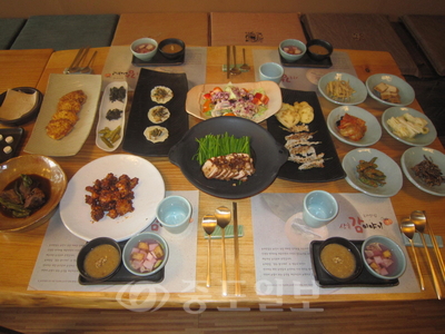 ▲ 영동군 농가맛집2호점 '상촌감 이야기' 맛집의 주매뉴 돼지고기 수육 차림상.