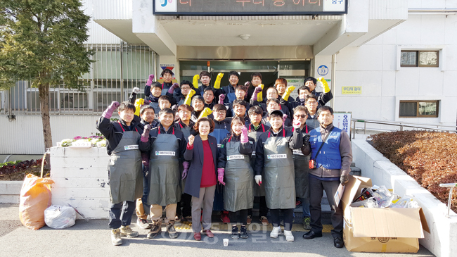 ▲ 태원건설산업 직원들은 지난 22일 대전연탄은행과 협조해 대전 중구 선화동 독거노인 및 소외계층을 위한 연탄배달 봉사활동을 펼쳤다.