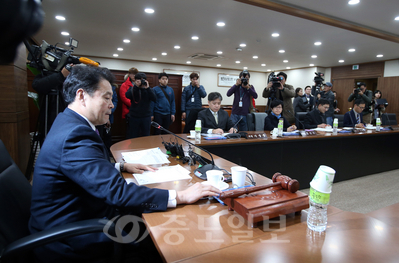 ▲국회의원선거구획정위원회 김대년 위원장이 2일 오후 서울 관악구 중앙선관위 관악청사 내 사무실에서 열린 전체회의에서 굳은 표정을 짓고 있다.
<br />연합뉴스/중도일보제휴사