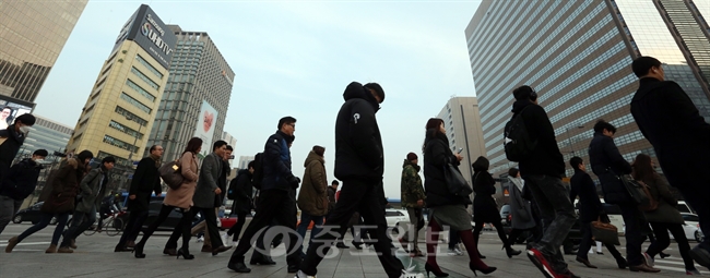 ▲ 4일 오전 서울 세종대로 사거리에서 시민들이 출근하고 있다. /연합뉴스