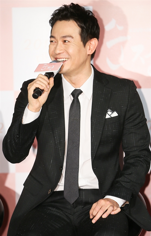 ▲ 박용우가 4일 오전 서울 광진구 자양동 건대입구 롯데시네마에서 열린 영화 '순정' 제작발표회에서 질문에 답하고 있다. /연합 ▲ 박용우가 4일 오전 서울 광진구 자양동 건대입구 롯데시네마에서 열린 영화 '순정' 제작발표회에서 질문에 답하고 있다. /연합