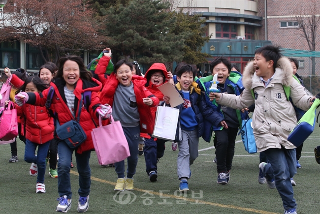 ▲ 18일 오후 서울 동작구 강남초등학교에서 겨울방학을 맞은 초등학생들이 활짝 웃으며 뛰어가고 있다./연합