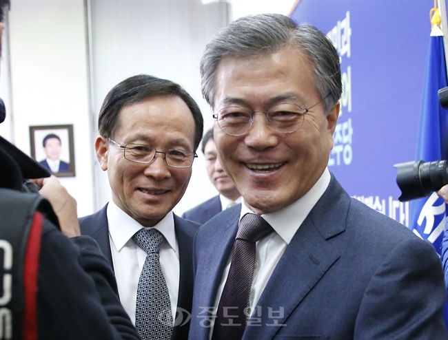 ▲ 더불어민주당 문재인 대표(오른쪽)가 5일 오전 국회에서 이수혁 전 6자회담 수석대표 입당 기자회견을 마친 뒤 이 전 수석대표와 함께 밖으로 이동하고 있다. 이 전 수석대표는 한반도 비핵화와 대북관계, 통일정책 등을 아우르는 외교·안보 전문가이다./연합뉴스