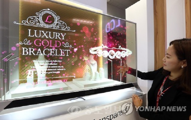 ▲ (라스베이거스=연합뉴스)배재만 기자=세계 최대 가전쇼 CES 개막을 하루 앞둔 5일(현지시간) 미국 라스베이거스 컨벤션센터에서 열린 LG디스플레이 기자간담회에서 55인치 FHD 투명 올레드 디스플레이가 선보이고 있다. 투명도는 40%이다./자료=연합 DB