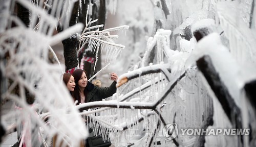 ▲절기상 소한인 6일 대전 동구 상소동 얼음동산을 찾은 시민들이 기념사진을 찍으며 추억을 남기고 있다. 연합뉴스 제공