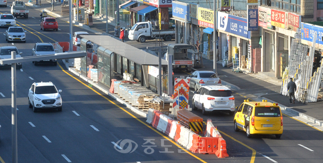 ▲ 대전 대덕구 오정동 농수산오거리에서 한남오거리 구간이 BRT(간선급행버스체계) 조성사업과 차량들의 주정차로 인해 상습정체가 발생하고 있어 운전자들이 불편을 겪고 있다./이성희 기자 token77@