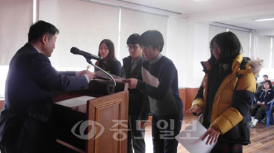 ▲ 서산 부석중학교는 지난13일 37회 동문 최병일(부흥자동차 공업사)외 9명이 정성을 담은 장학금 200만원을 전달했다. 