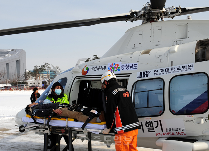 ▲ 충남도는 오는 27일 '응급의료 전용헬기' 출범식을 갖고, 닥터헬기를 본격 운영 한다. 닥터헬기 의료진과 119 대원들이 20일 오전 도청 헬기장에서 첨단 응급의료 시스템을 갖춘 닥터헬기 인명구조 종합 가상훈련을 하고 있다. 
<br />내포=박갑순 기자 photopgs@