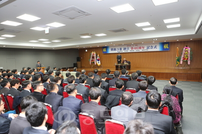 ▲20일 대전 탄방동 둔산사옥에서 열린 계룡건설 창립 46주년 기념식에서 이인구 명예회장이 그룹 사장단과 임직원들에게 기념사를 하고 있다.   /계룡건설 제공