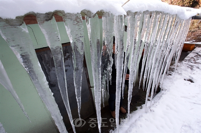 ▲ 수일째 한파가 이어진 22일 오전 광주 남구 신장동의 한 주택 처마에 고드름 기둥이 줄줄이 매달려 있다./연합뉴스