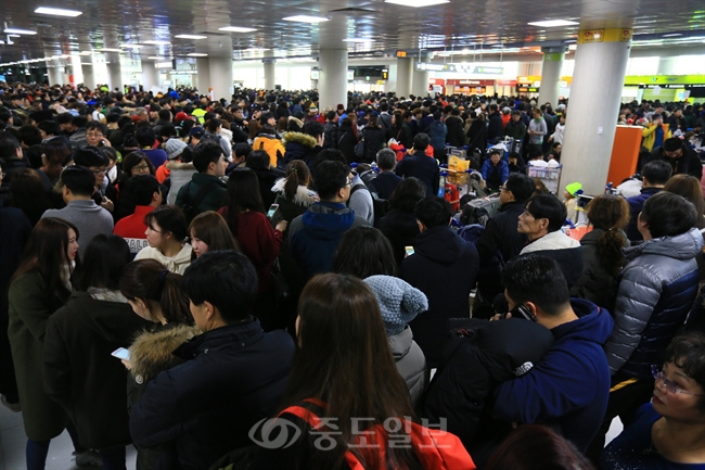 ▲ 한파로 활주로가 폐쇄됐던 제주공항에 25일 오후부터 운항이 재개되면서 항공권을 사려는 많은 승객이 여객터미널로 몰려 와 북새통을 이루고 있다. /연합뉴스