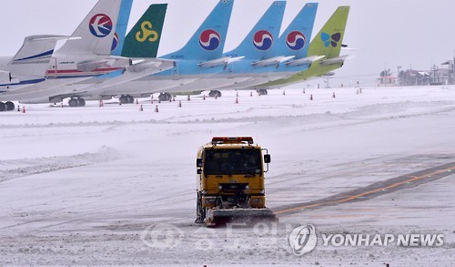 ▲사상 초유의 제주공항 항공기 중단 사태가 3일째 이어진 25일 제주공항 활주로에서 제설작업이 이뤄지고 있다. 연합뉴스 제공