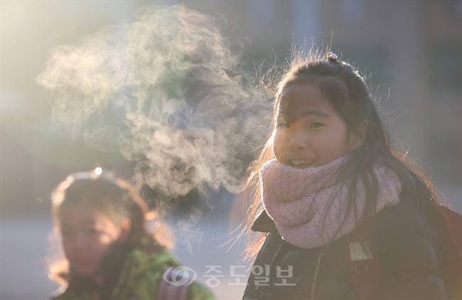 ▲ 겨울방학을 마치고 개학한 서울 혜화초등학교 학생들이 25일 오전 등교하고 있다./연합