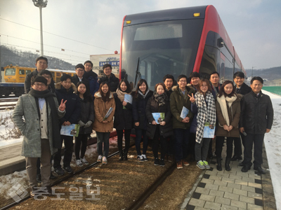 ▲ 대전시에서 수습교육을 받는 국가직 신임 사무관 20명이 26일 한국철도공단 오송기지 현장견학을 하고 있다.