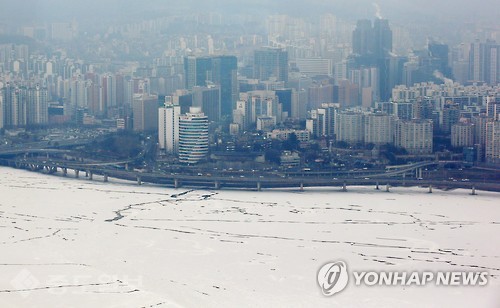 ▲강추위가 물러가고 비교적 포근한 날씨가 찾아온 26일 얼어붙었던 서울 마포 일대 한강이 조각을 내며 점차 녹고 있다. 연합뉴스 제공