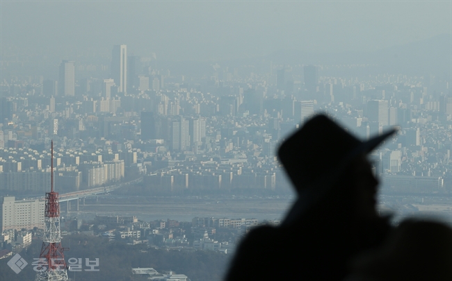 ▲ 한파가 물러간 이후 기온이 오르고 대기 흐름이 다소 정체된 탓에 미세먼지 농도가 높아졌다. 27일 서울 중구 남산 N서울타워에서 바라본 시내가 온통 희뿌연 모습을 보이고 있다. /연합