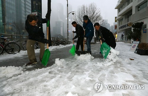 ▲29일 오전 대구시청 공무원들이 수성구 범어역 앞 인도에서 제설작업을 벌이고 있다. 28일과 29일 사이 대구·경북지역에 최대 4.5㎝의 눈이 내렸다. 연합뉴스 제공