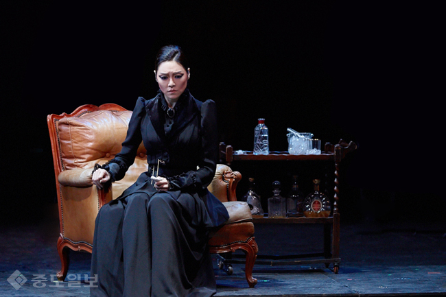 ▲ 뮤지컬 레베카의 댄버스 부인 역할을 맡은 차지연/사진제공: EMK뮤지컬컴퍼니