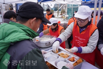 ▲ 골프존문화재단은 지난달 30일 대전역 동광장에서 골프존유원그룹 임직원, 희망나눔 라자로급식봉사단 자원봉사자 등 참여한 가운데 '사랑의 밥차' 무료급식 봉사활동을 전개했다.