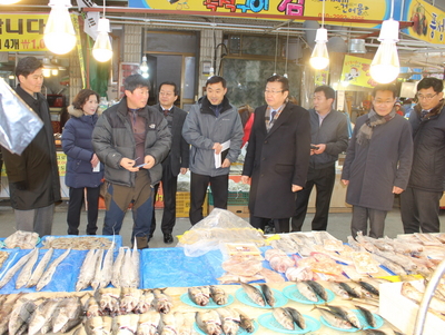 ▲ 한견표(오른쪽 네번째) 한국소비자원장이 2일 대전 대덕구 중리전통시장을 방문해 생활물가 동향을 살피고 있다.  /한국소비자원 대전지원 제공