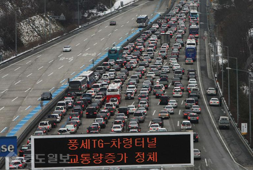 ▲ 설 연휴를 맞아 천안~논산고속도로 논산방향 풍세톨게이트를 빠져나가려는 차들이 길게 줄지어 서있는 모습./자료=연합 DB
<br />