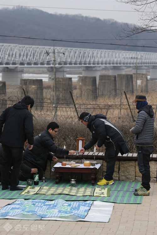 ▲ 설날인 8일 경기도 파주시 임진각에서 실향민 가족이 북녘을 향해 술을 올리고 있다. /연합