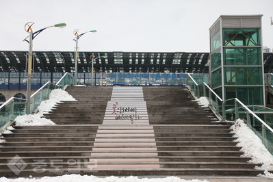 ▲ 충남경찰청 홍보실이 아동학대 근절을 위해 천안아산역 계단에 '꽃으로도 아이를 때리지 말라'는 문구를 새겨 넣었다.