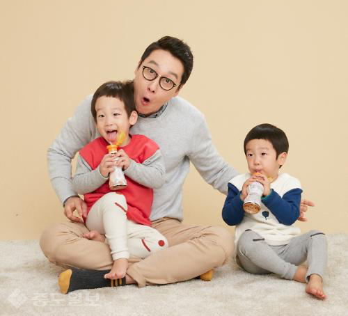 ▲ 이휘재와 서언·서준이 /사진=LG생활건강 제공