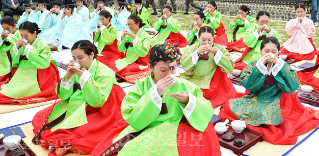 ▲ 성년의 날을 맞아 대전시 우암사적공원 이직당 앞에서 열린 전통성년식 재연행사 모습/자료=중도일보 DB
