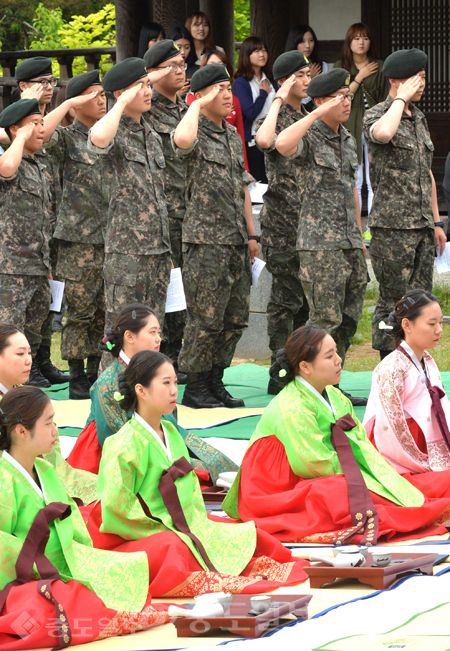 ▲ 성년의 날을 맞아 대전시 우암사적공원 이직당 앞에서 열린 전통성년식 재연행사 모습/자료=중도일보 DB