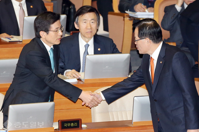 ▲ 악수하는 황 총리와 정 의장  황교안 국무총리가 18일 오전 국회 본회의장에서 열린 비경제분야 대정부질문에서 정의화 국회의장과 인사하고 있다.
<br />연합뉴스