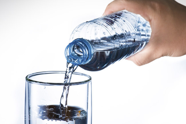 ▲ 긴 물병 닦는 법 /사진은 게티이미지 뱅크