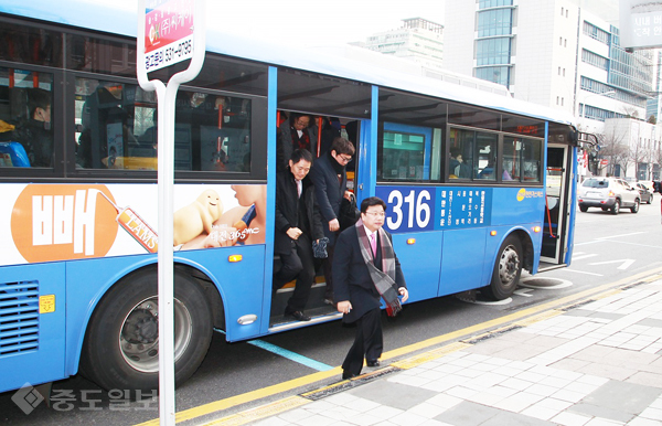 ▲ 권선택 대전시장이 22일 둘이둘이 버스 타는 날인 '투투 버스데이'를 맞아 자택에서 316번 버스를 타고 시청으로 출근하고 있다.