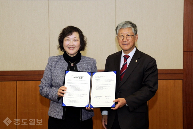 ▲IBS와 KISTI가 23일  KISTI 대전 본원에서 기초과학·계산과학 분야 공동연구 수행 및 학술적·인적 교류 협력을 위한 업무협력 협정을 체결했다. 사진 오른쪽 한선화 원장, 왼쪽 김두철 원장(제공= 기초과학연구원)
<br />